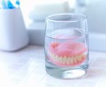 Προϊόντα για τον καθαρισμό των οδοντοστοιχιών